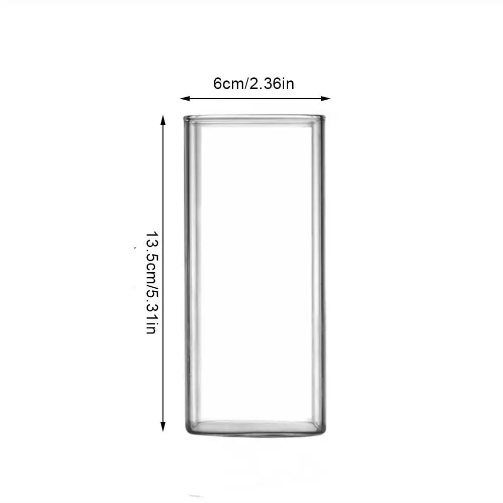 Quadratischer transparenter einfacher Glasbecher