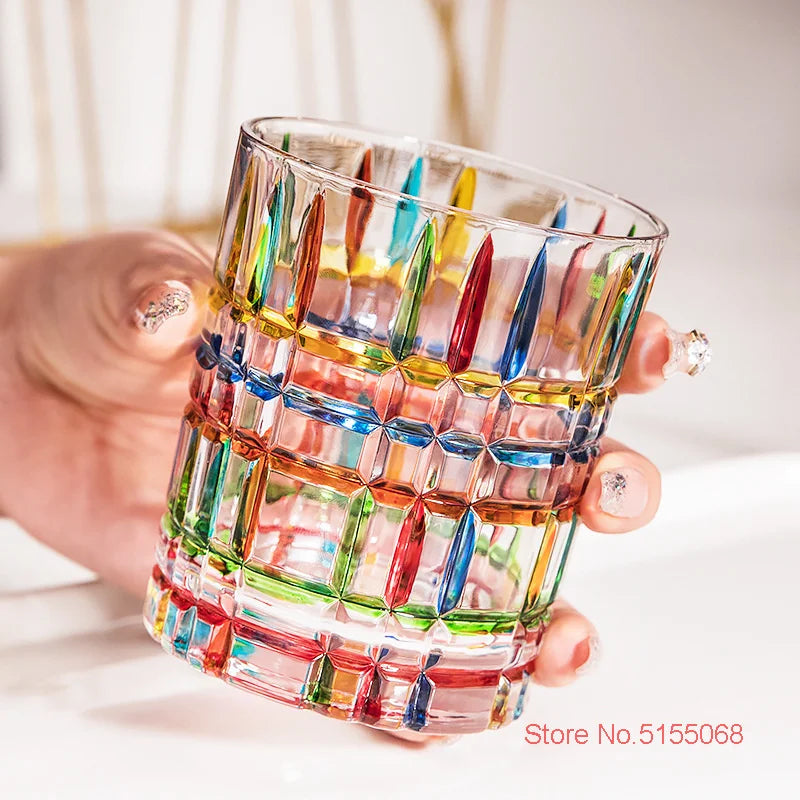 Buntes, altmodisches Whiskyglas aus Kristall