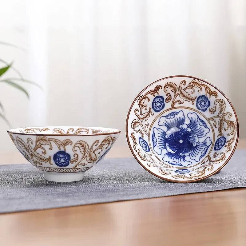 Teeschale aus handbemalter Keramik