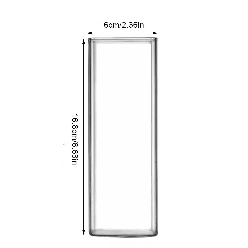 Quadratischer transparenter einfacher Glasbecher