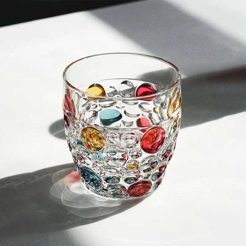Buntes, altmodisches Whiskyglas aus Kristall