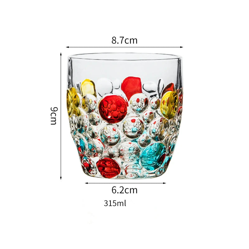 Buntes, altmodisches Whiskyglas aus Kristall