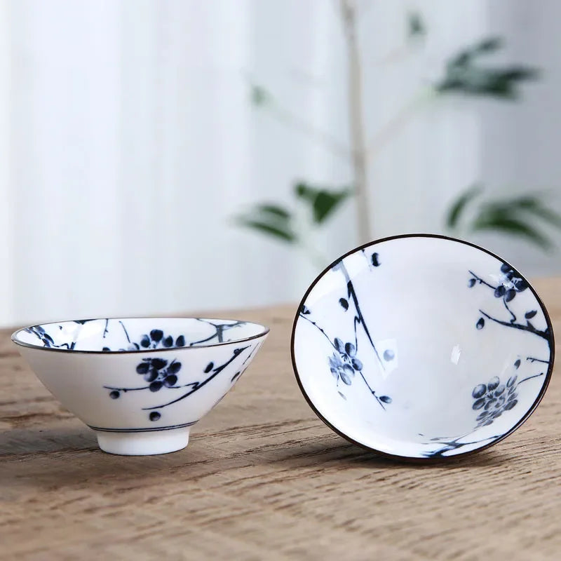 Teeschale aus handbemalter Keramik