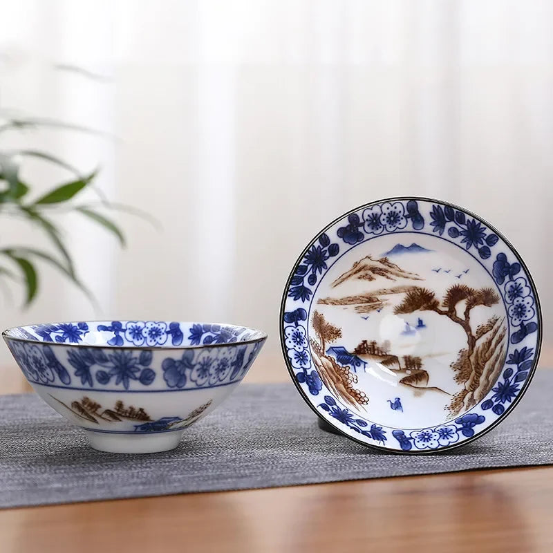 Teeschale aus handbemalter Keramik