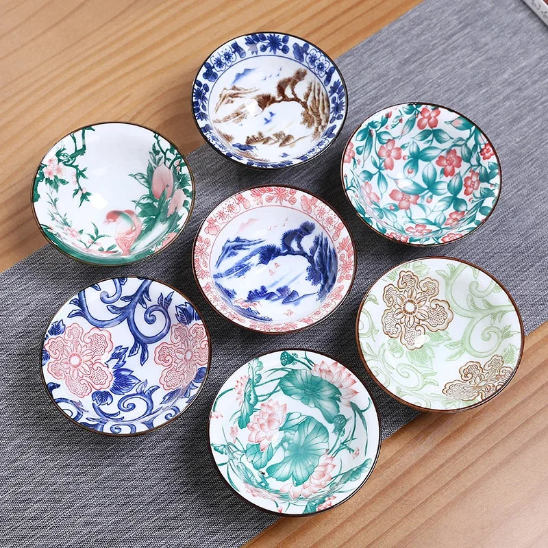 Teeschale aus handbemalter Keramik