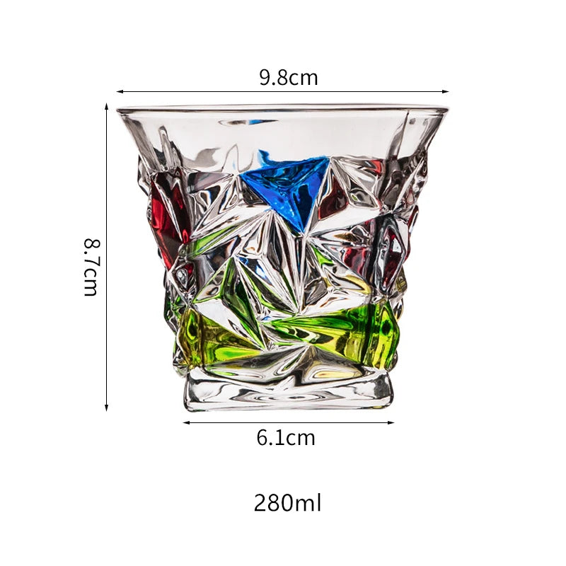 Buntes, altmodisches Whiskyglas aus Kristall