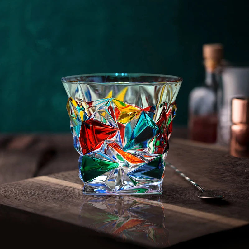 Buntes, altmodisches Whiskyglas aus Kristall