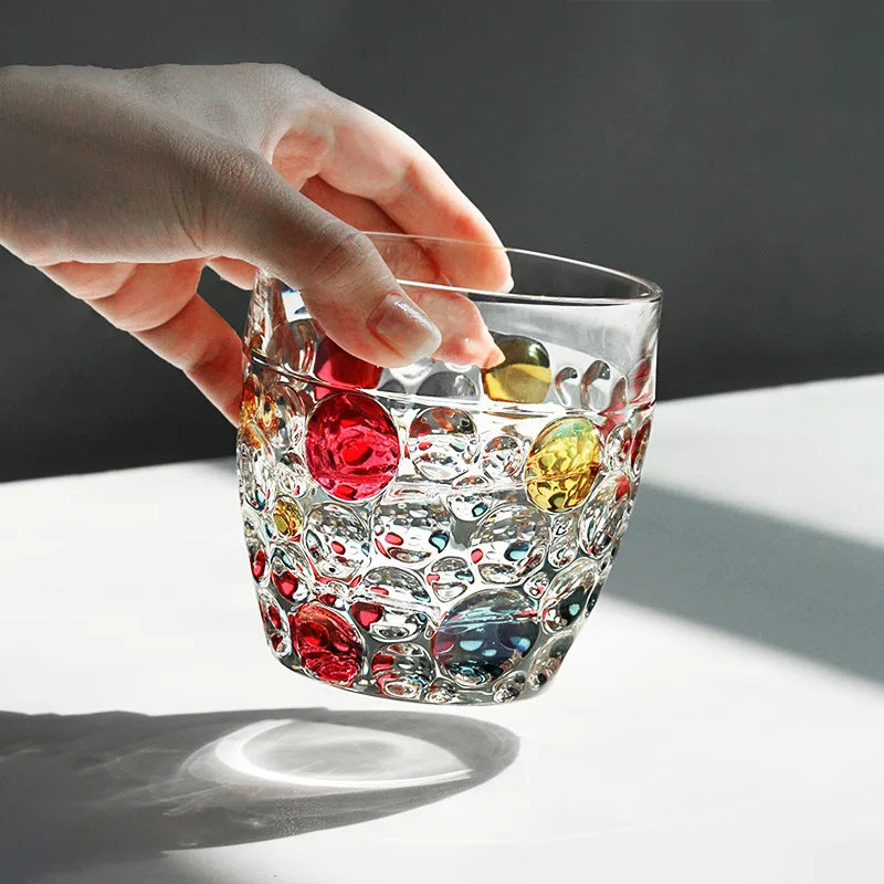 Buntes, altmodisches Whiskyglas aus Kristall