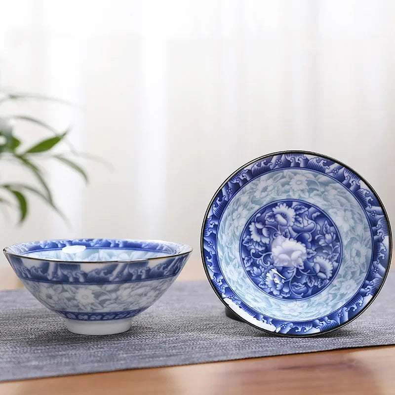 Teeschale aus handbemalter Keramik