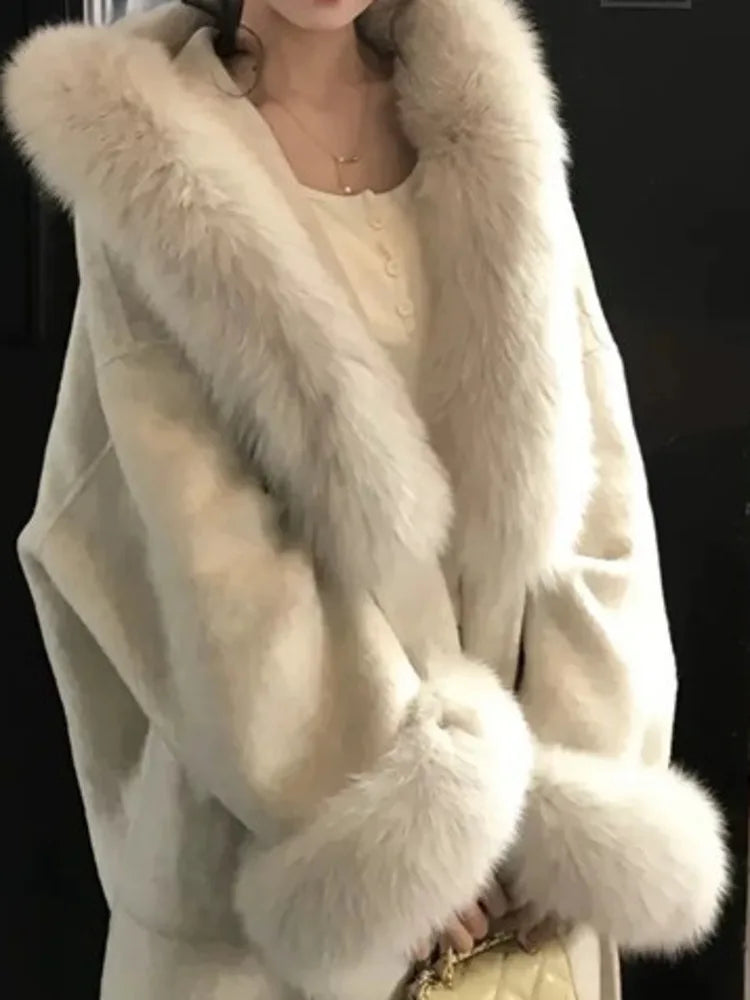 Eleganter Wollmantel für Damen mit Kunstpelzkragen