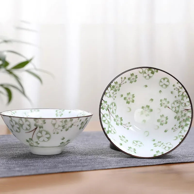 Teeschale aus handbemalter Keramik