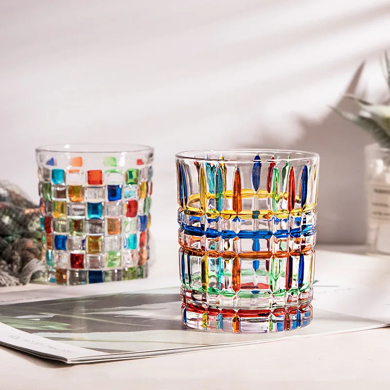 Buntes, altmodisches Whiskyglas aus Kristall