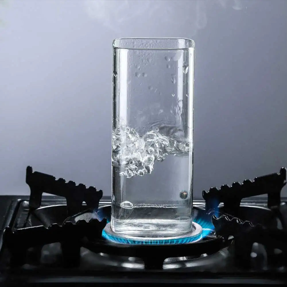 Quadratischer transparenter einfacher Glasbecher