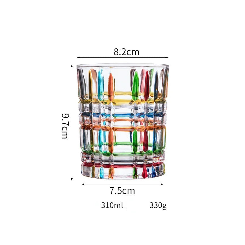 Buntes, altmodisches Whiskyglas aus Kristall