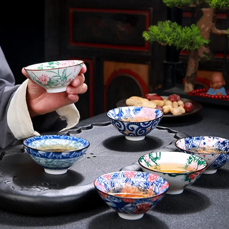 Teeschale aus handbemalter Keramik