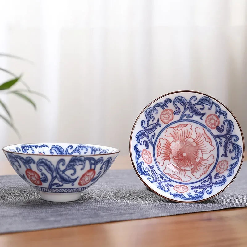 Teeschale aus handbemalter Keramik