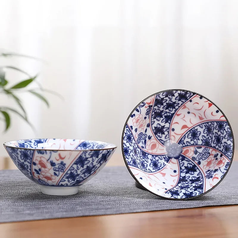 Teeschale aus handbemalter Keramik