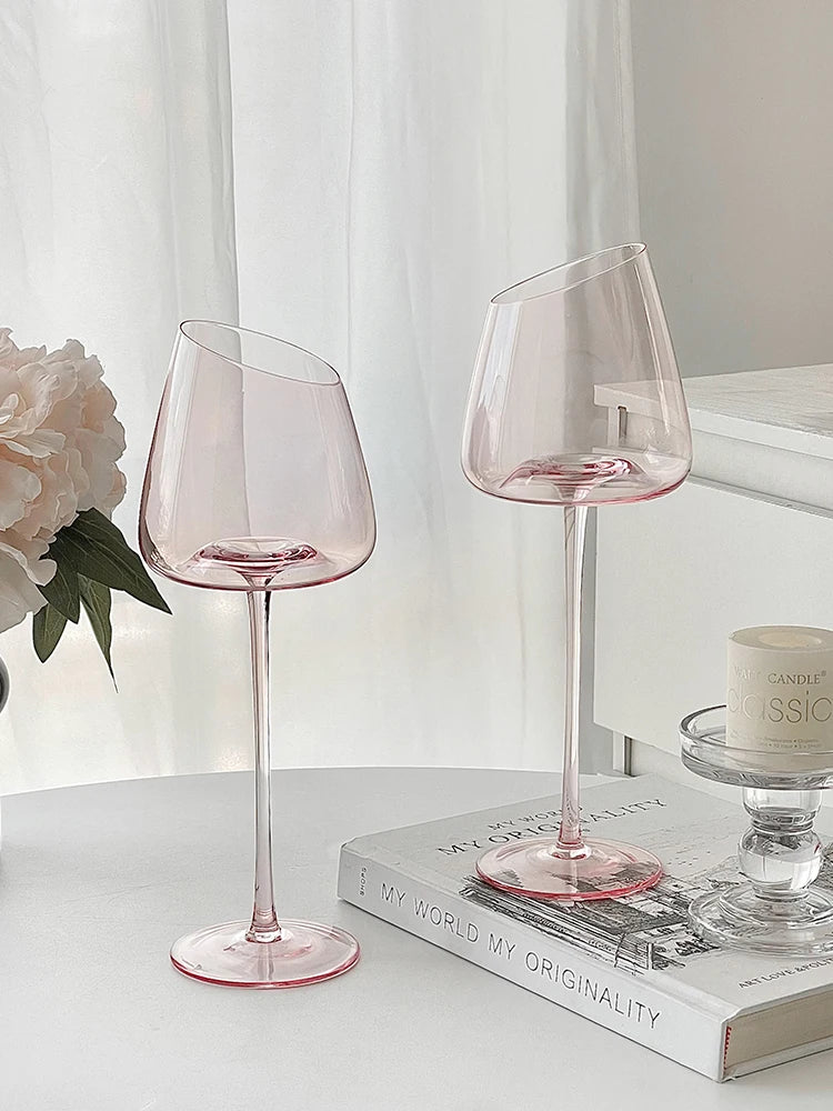 Rosafarbenes Rotweinglas mit großem Fassungsvermögen