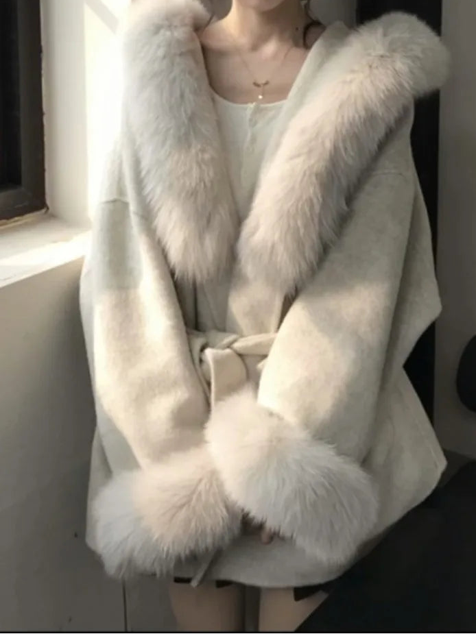 Eleganter Wollmantel für Damen mit Kunstpelzkragen