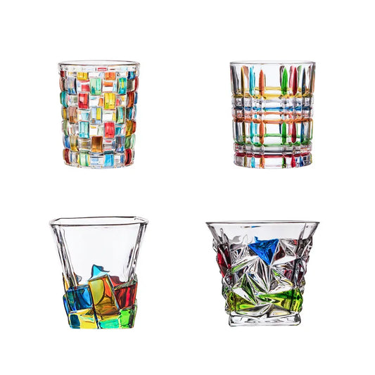 Buntes, altmodisches Whiskyglas aus Kristall