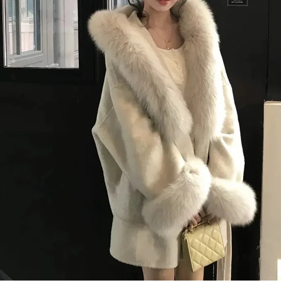 Eleganter Wollmantel für Damen mit Kunstpelzkragen