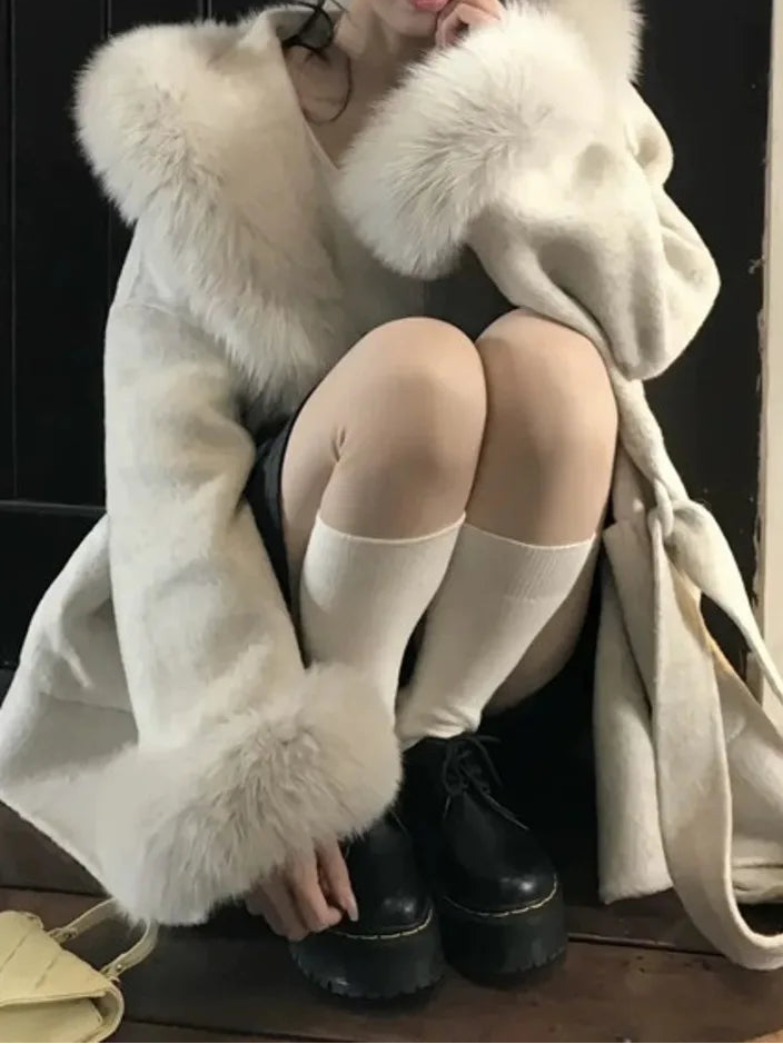 Eleganter Wollmantel für Damen mit Kunstpelzkragen