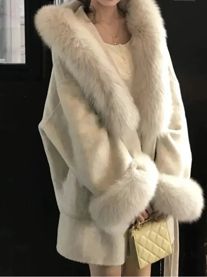 Eleganter Wollmantel für Damen mit Kunstpelzkragen