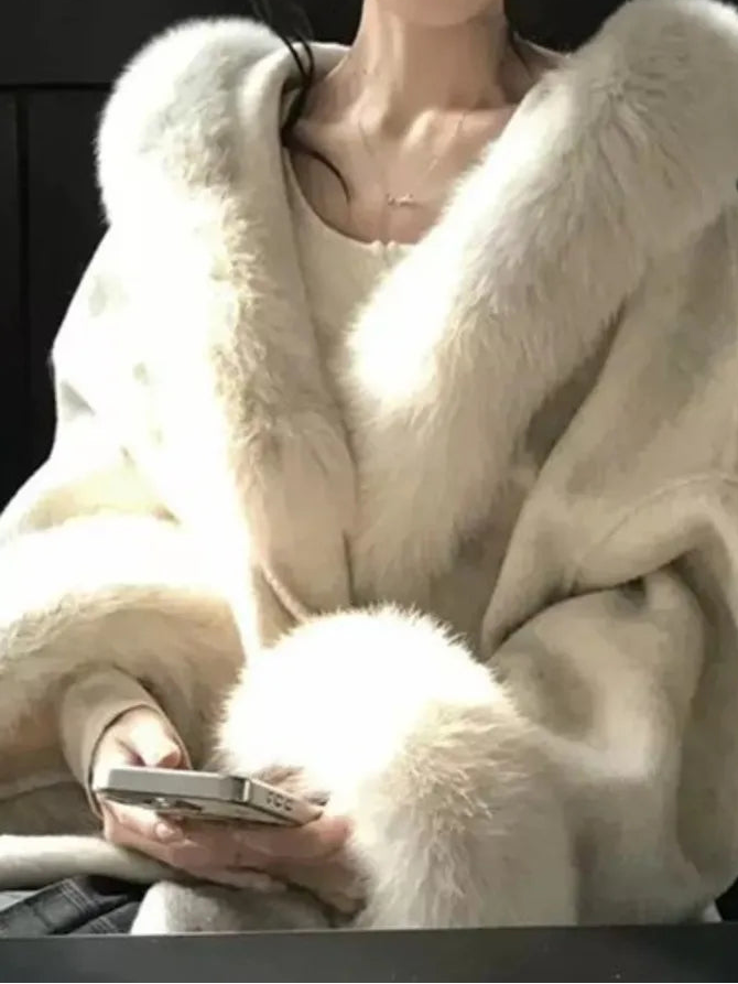 Eleganter Wollmantel für Damen mit Kunstpelzkragen