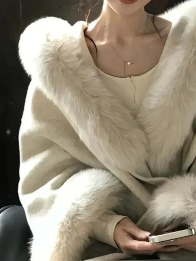 Eleganter Wollmantel für Damen mit Kunstpelzkragen