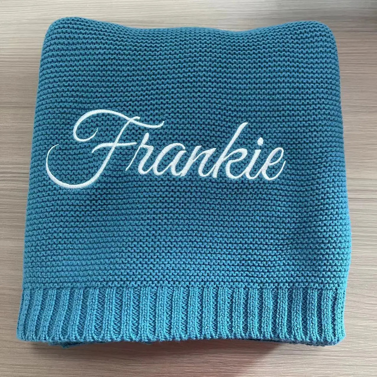 Personalisierte Baby-Strickdecke mit Namen