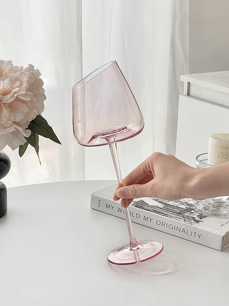 Rosafarbenes Rotweinglas mit großem Fassungsvermögen