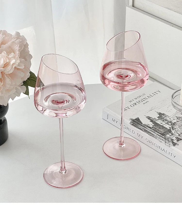 Rosafarbenes Rotweinglas mit großem Fassungsvermögen