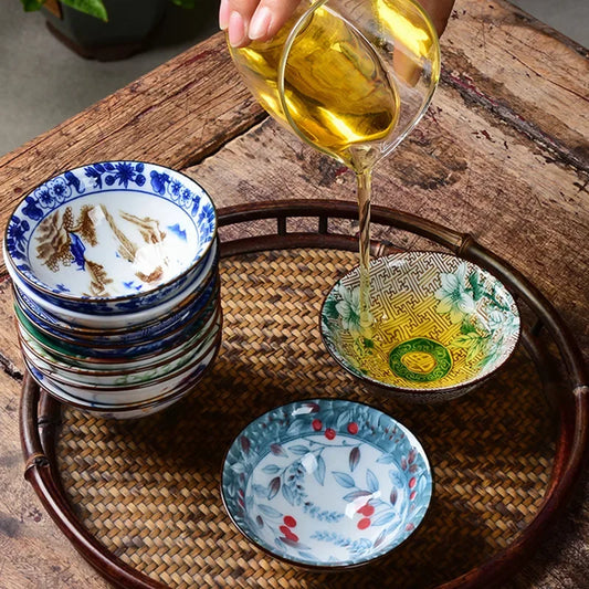 Teeschale aus handbemalter Keramik