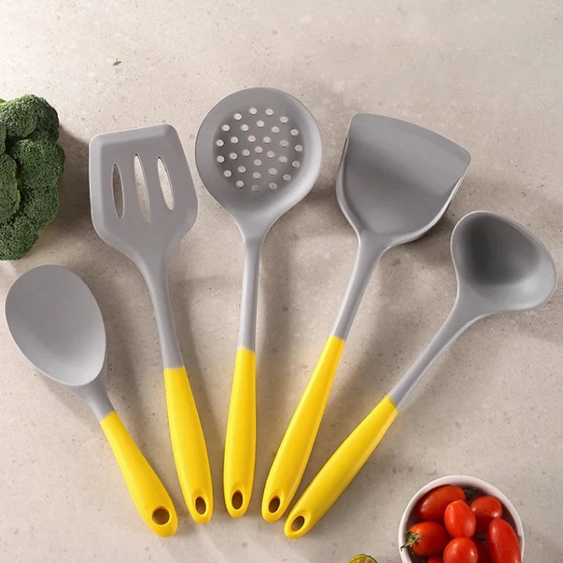 Küchenwerkzeug-Set aus Silikon zum Kochen mit hellem Holzgriff